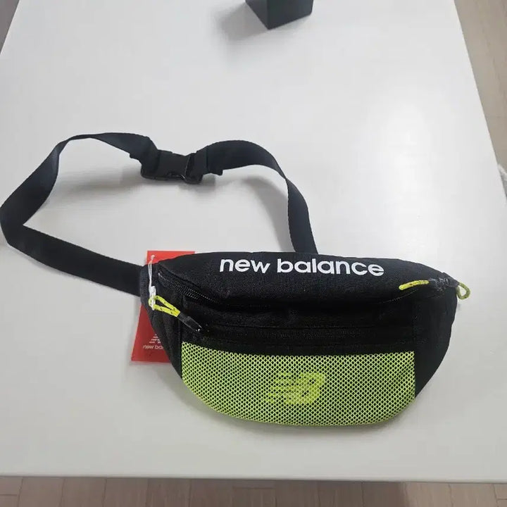 [BUNJANG] New Balance Black/Fluorescent Waist Bag / 뉴발란스 블랙/형광색 웨이스트백 새상품ㅡ해운대