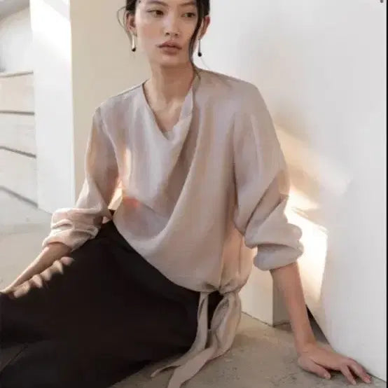 [SOLD OUT] 하우투러브미 수리아 드레이프 실크랩 블라우스 rose beige
