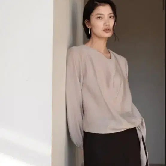 [SOLD OUT] 하우투러브미 수리아 드레이프 실크랩 블라우스 rose beige