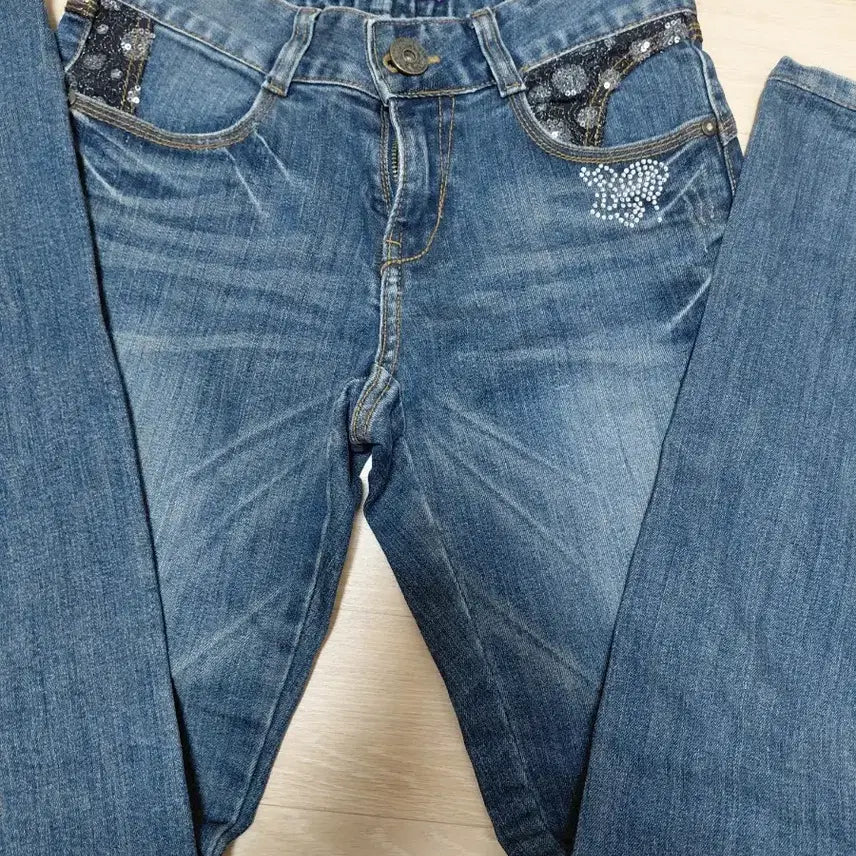 [BUNJANG] Reuve Oriental Cubic Detail Washed Denim Jeans / 착샷 O) Reuve 오리엔탈 큐빅 백포켓 디테일 워싱 데미지드 데님