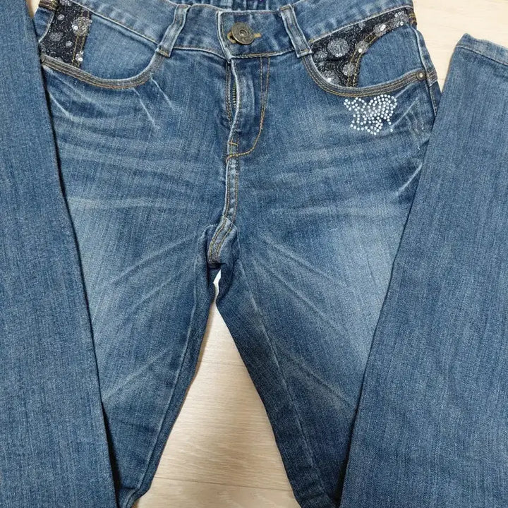 [BUNJANG] Reuve Oriental Cubic Detail Washed Denim Jeans / 착샷 O) Reuve 오리엔탈 큐빅 백포켓 디테일 워싱 데미지드 데님