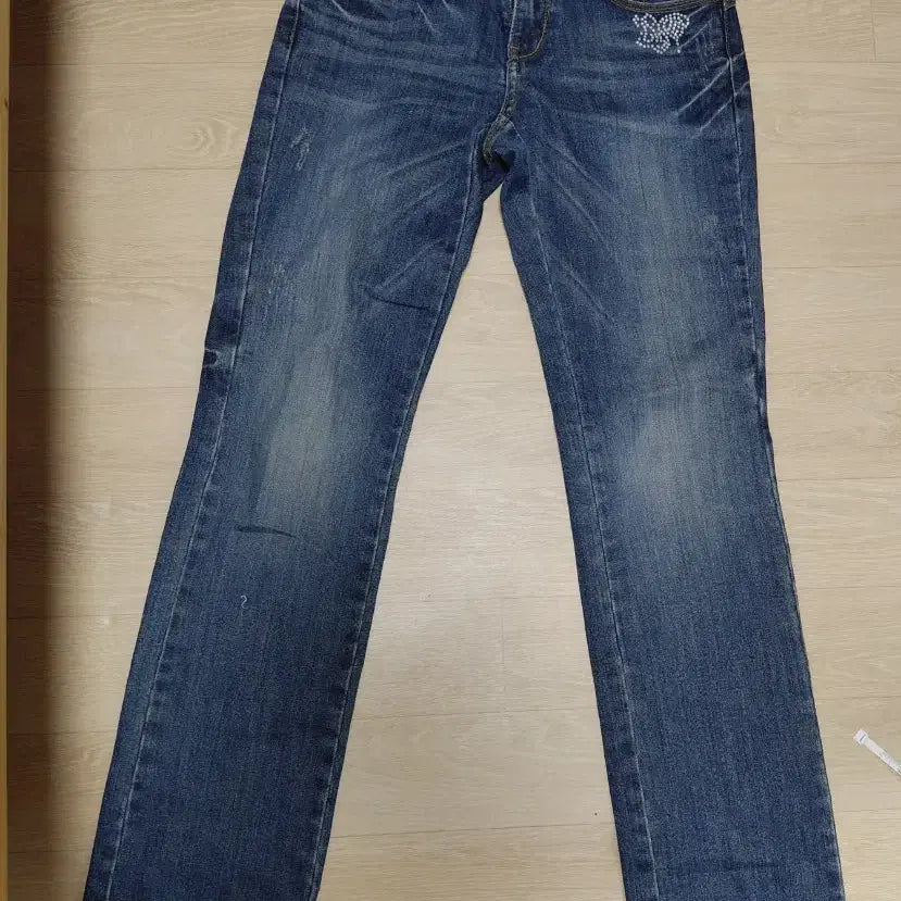 [BUNJANG] Reuve Oriental Cubic Detail Washed Denim Jeans / 착샷 O) Reuve 오리엔탈 큐빅 백포켓 디테일 워싱 데미지드 데님