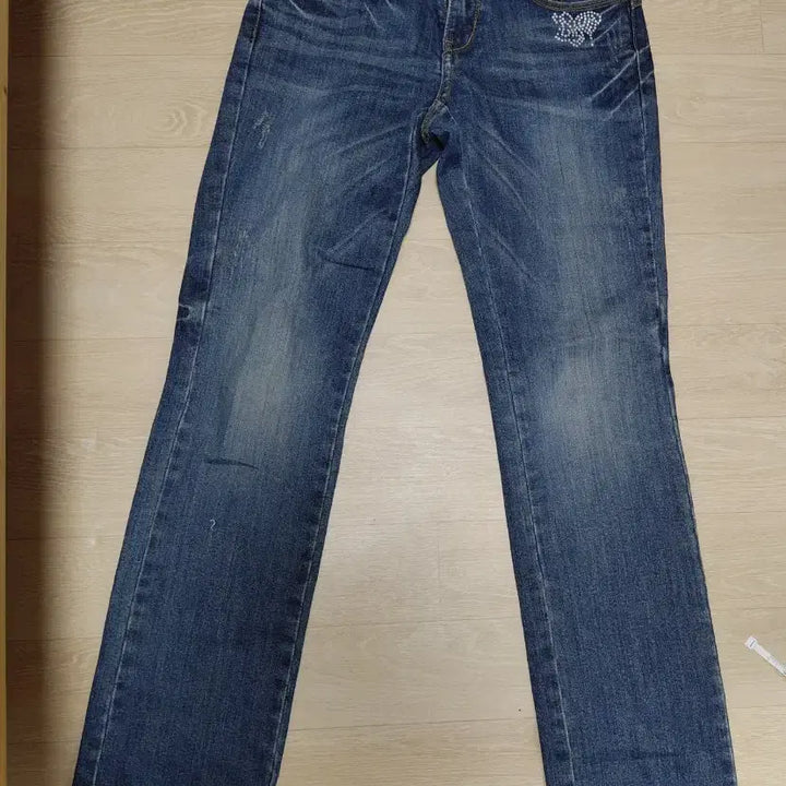 [BUNJANG] Reuve Oriental Cubic Detail Washed Denim Jeans / 착샷 O) Reuve 오리엔탈 큐빅 백포켓 디테일 워싱 데미지드 데님