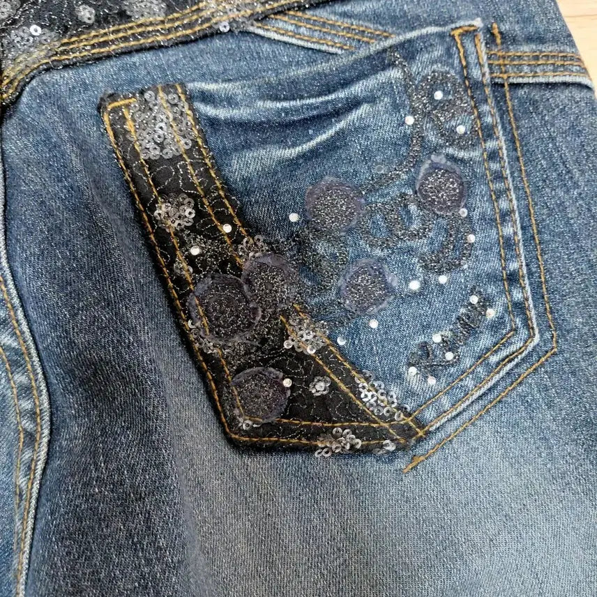 [BUNJANG] Reuve Oriental Cubic Detail Washed Denim Jeans / 착샷 O) Reuve 오리엔탈 큐빅 백포켓 디테일 워싱 데미지드 데님