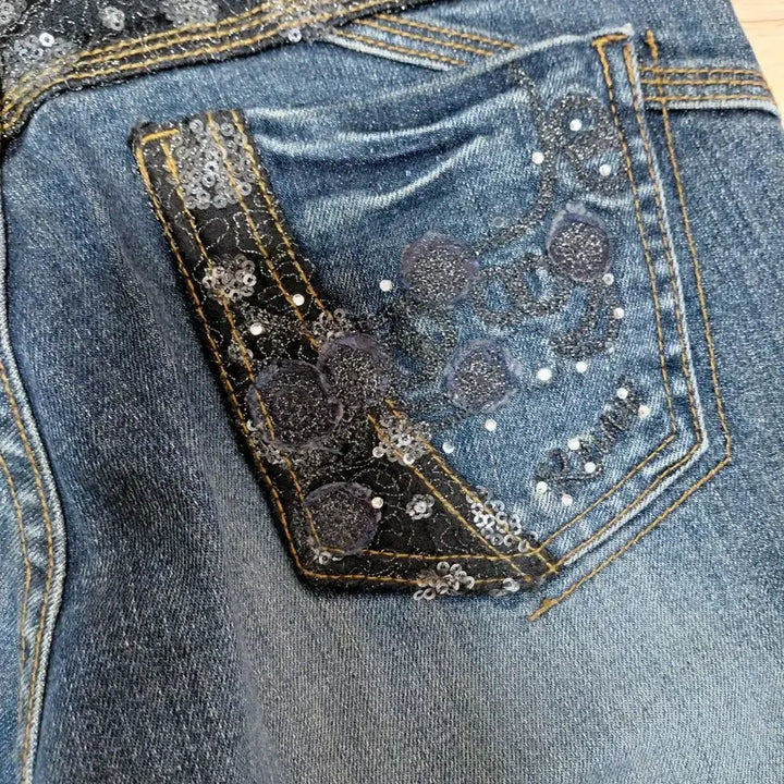 [BUNJANG] Reuve Oriental Cubic Detail Washed Denim Jeans / 착샷 O) Reuve 오리엔탈 큐빅 백포켓 디테일 워싱 데미지드 데님
