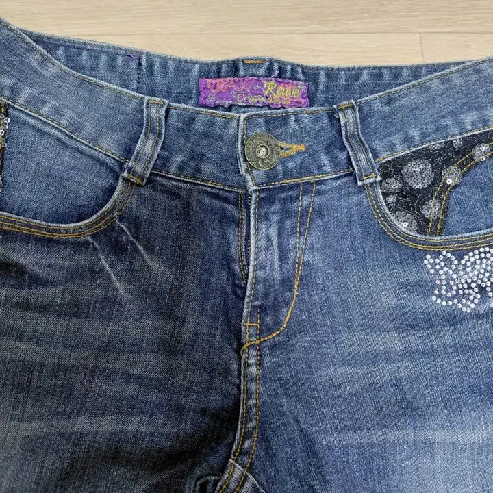 [BUNJANG] Reuve Oriental Cubic Detail Washed Denim Jeans / 착샷 O) Reuve 오리엔탈 큐빅 백포켓 디테일 워싱 데미지드 데님