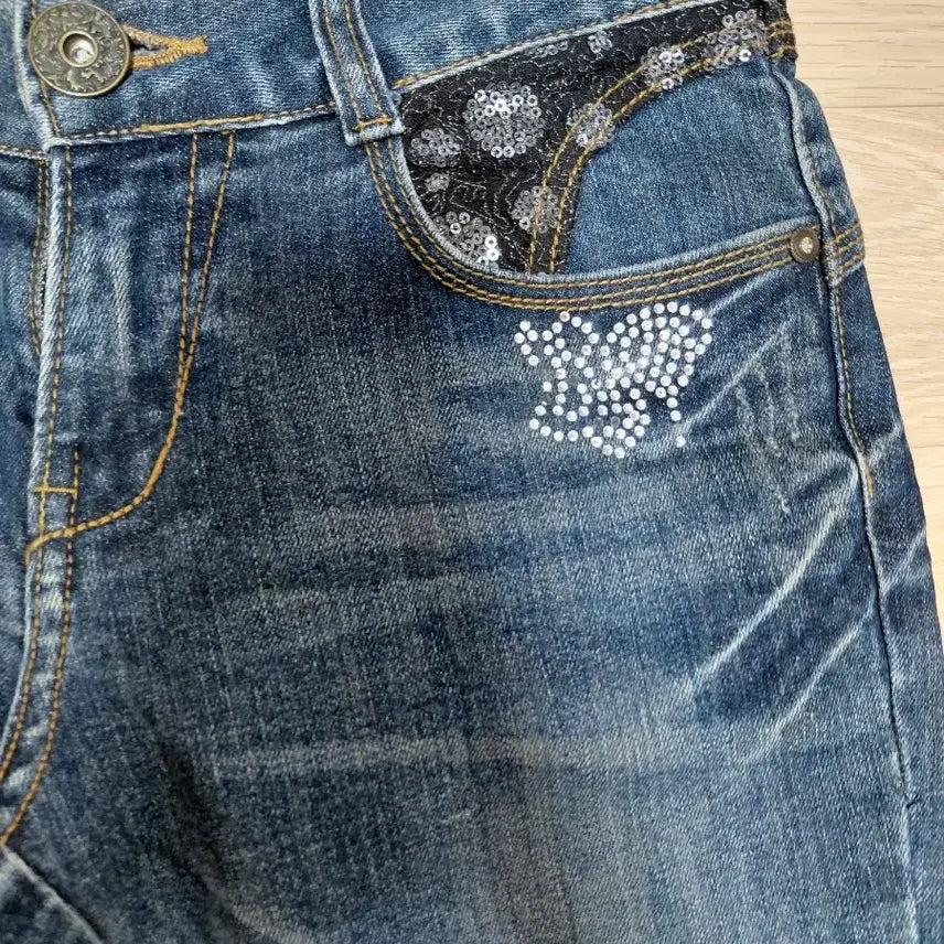 [BUNJANG] Reuve Oriental Cubic Detail Washed Denim Jeans / 착샷 O) Reuve 오리엔탈 큐빅 백포켓 디테일 워싱 데미지드 데님