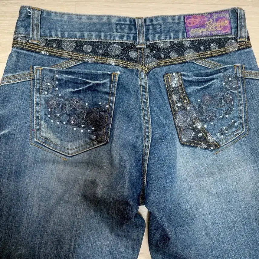 [BUNJANG] Reuve Oriental Cubic Detail Washed Denim Jeans / 착샷 O) Reuve 오리엔탈 큐빅 백포켓 디테일 워싱 데미지드 데님