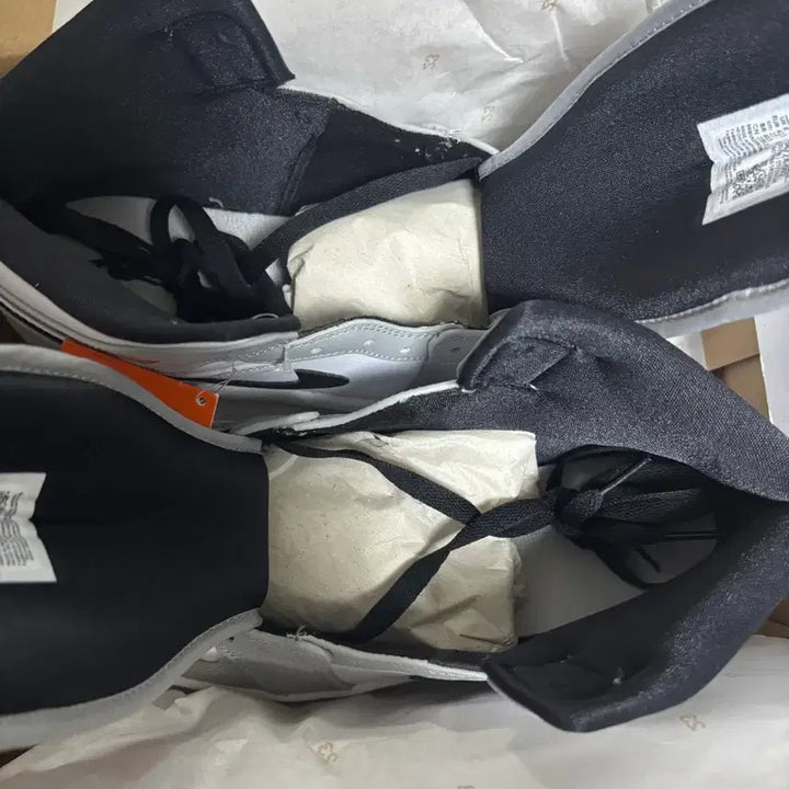 [SOLD OUT] (새상품) 나이키 에어 조던 1 미드 라이트 스모크 그레이 270