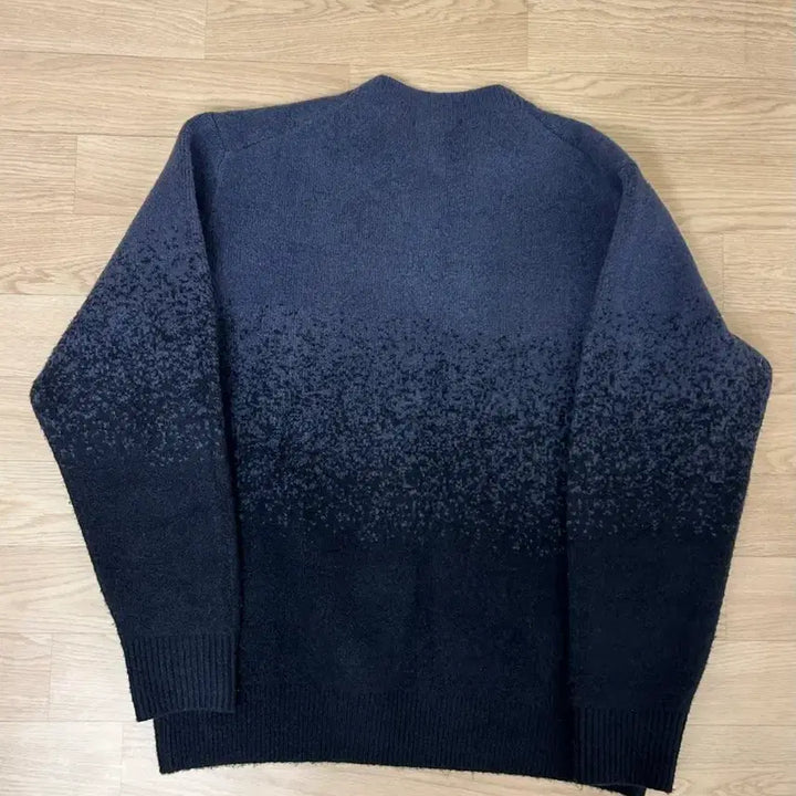 [BUNJANG] Uniqlo JW Anderson Gradient Crew Neck Sweater / 유니클로 jw앤더슨  수플레얀그라데이션크루넥스웨터