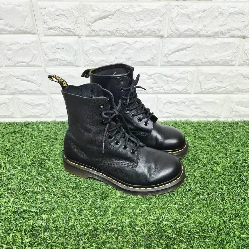 [SOLD OUT] 닥터마틴 240~245(EU 38) 1460 8홀 워커 부츠