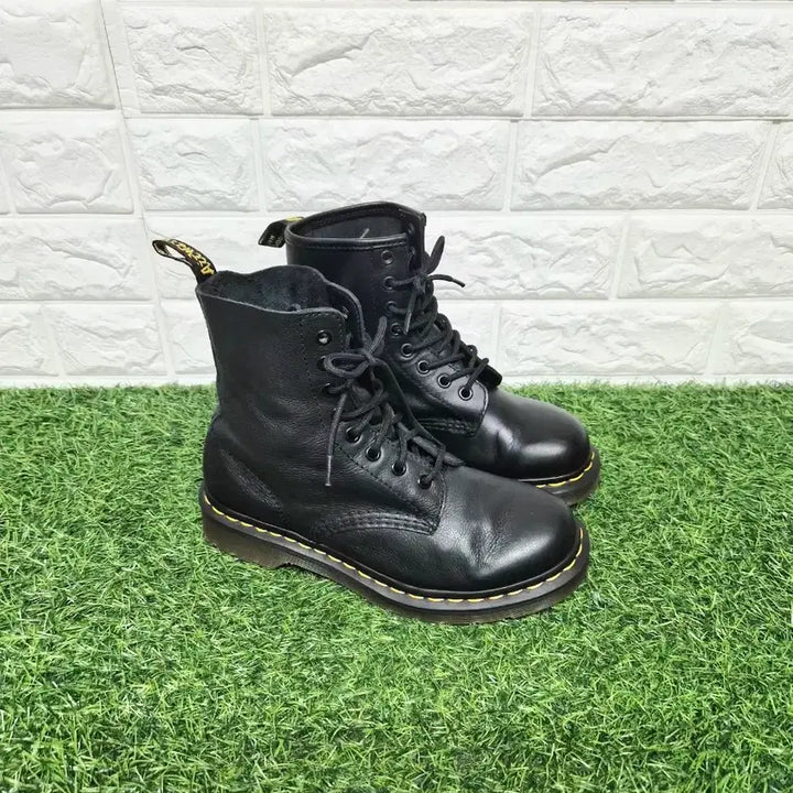 [SOLD OUT] 닥터마틴 240~245(EU 38) 1460 8홀 워커 부츠