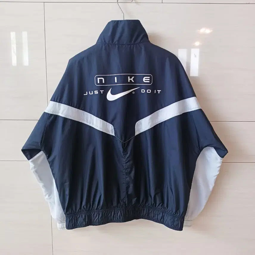 [SOLD OUT] 여성 정품 나이키 NIKE 스포츠웨어 우븐 스트릿 재킷 바람막이 블랙