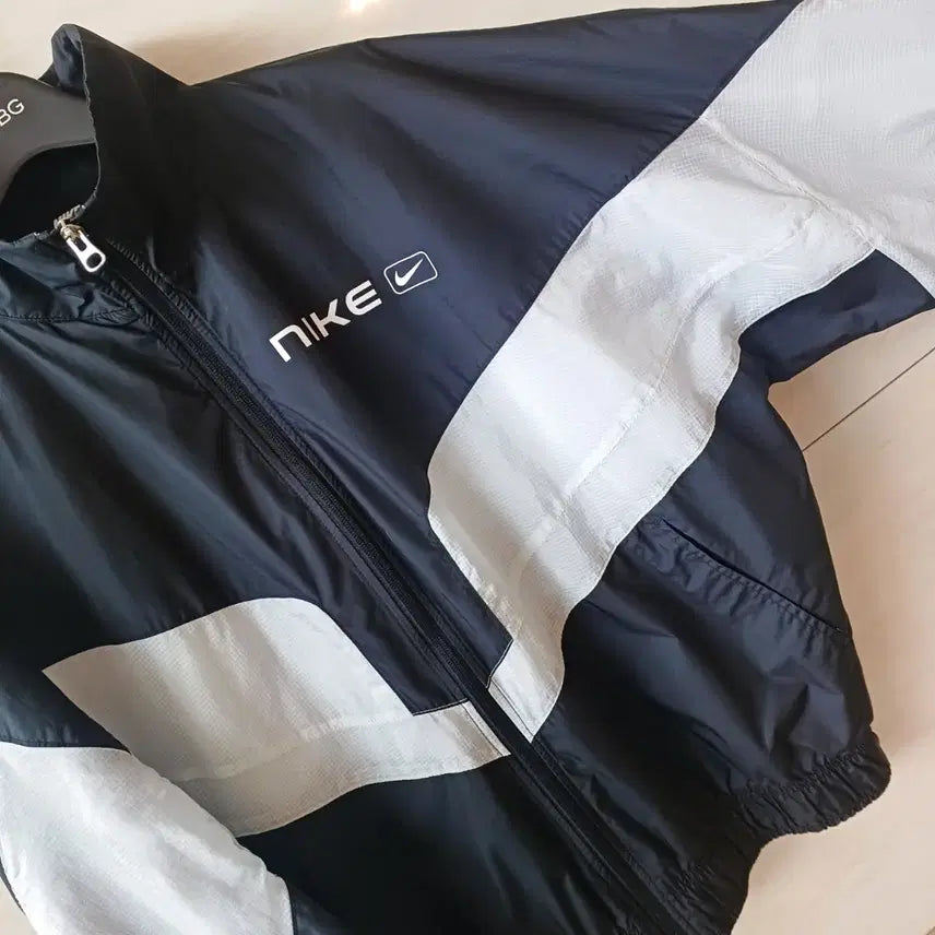 [SOLD OUT] 여성 정품 나이키 NIKE 스포츠웨어 우븐 스트릿 재킷 바람막이 블랙