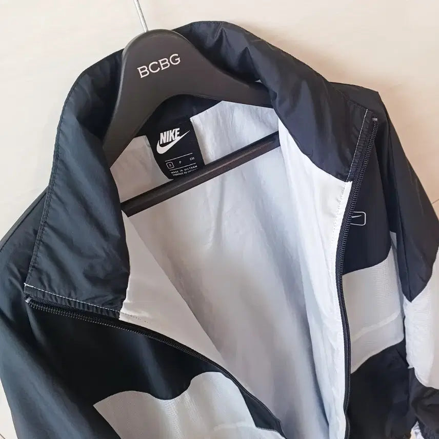[SOLD OUT] 여성 정품 나이키 NIKE 스포츠웨어 우븐 스트릿 재킷 바람막이 블랙