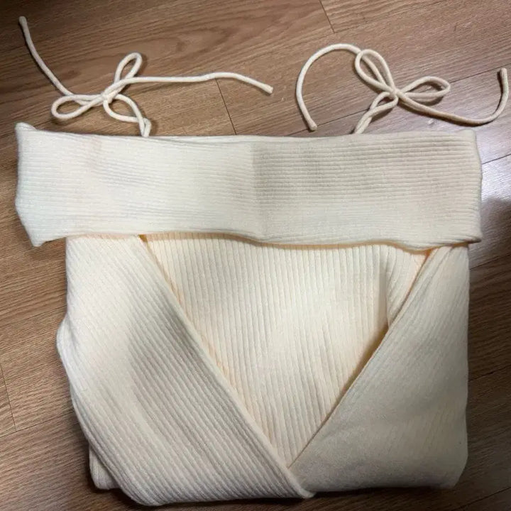 [BUNJANG] SLOWAND Off-Shoulder Knit &amp; YUKYUKGALS Tank Top Bundle (4 Items) / SLOWAND 스핀오프 숄더 니트 및 육육걸즈 나시 등 4개 새상품 일괄