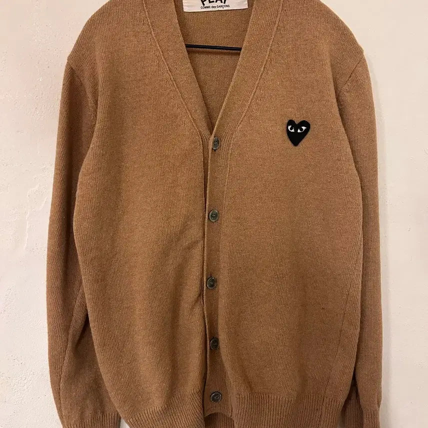 [SOLD OUT] 꼼데가르송 플레이 가디건 베이지 (실측 95-100)