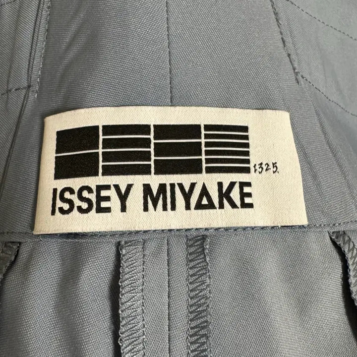 [BUNJANG] Issey Miyake 132 5. Origami Cropped Pleated Pants / 이세이미야케 132 5. 오리가미 7부 크롭 플리츠 팬츠 (3사이즈)