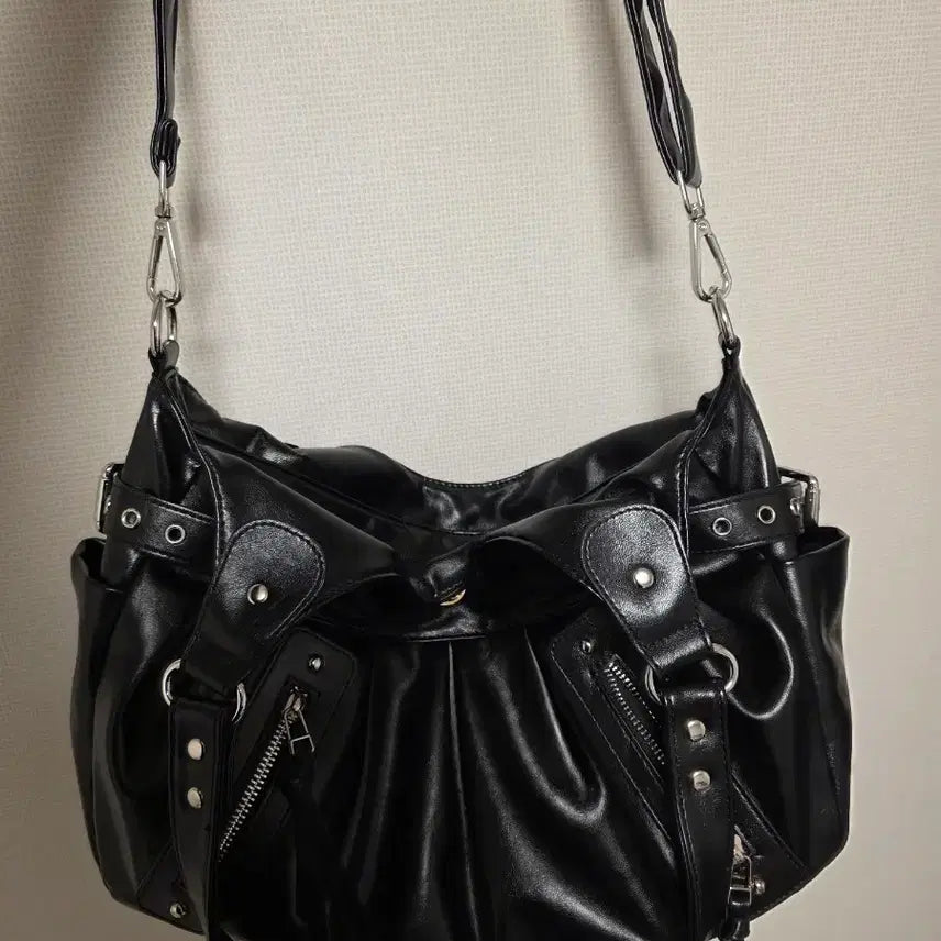 [BUNJANG] IlLago Amber Buckle Shoulder Bag - Black / 일리고 엠버 버클 숄더 백 블랙 ( 배송비포함가격)