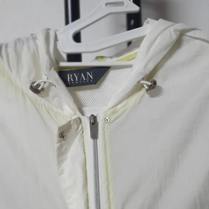 [BUNJANG] Rian New York Lightweight Windbreaker Jacket / 리안뉴욕 경량바람막이 화이트 여성66