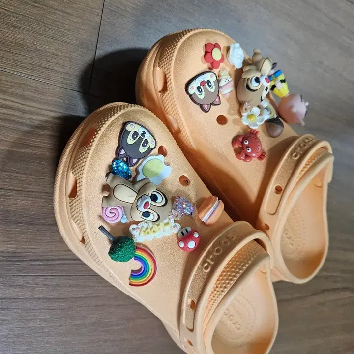[BUNJANG] Crocs Orange Sandals with Jibbitz / 크록스 샌들 오렌지 + 지비츠 장식