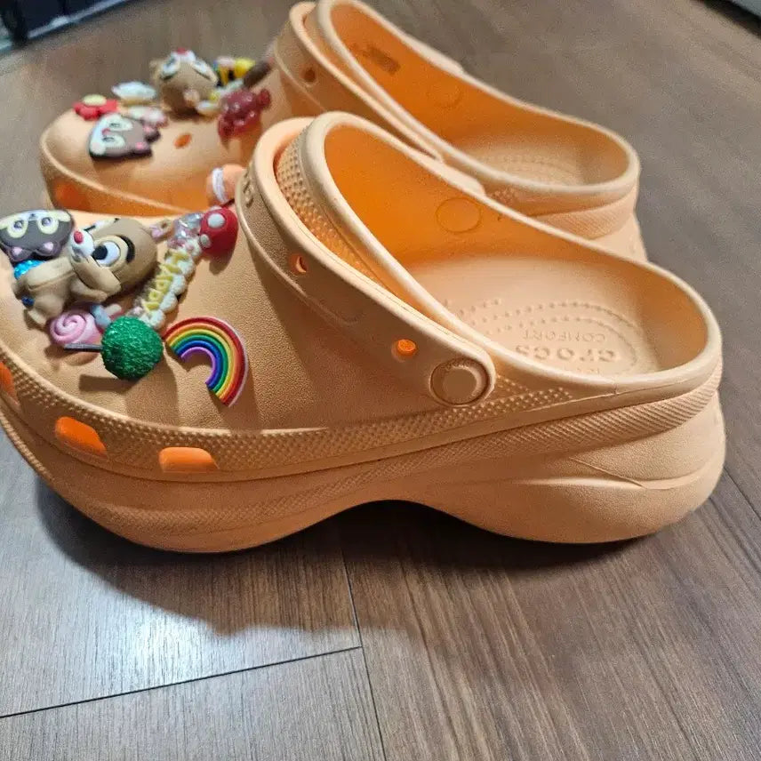 [BUNJANG] Crocs Orange Sandals with Jibbitz / 크록스 샌들 오렌지 + 지비츠 장식