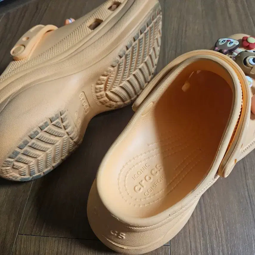 [BUNJANG] Crocs Orange Sandals with Jibbitz / 크록스 샌들 오렌지 + 지비츠 장식