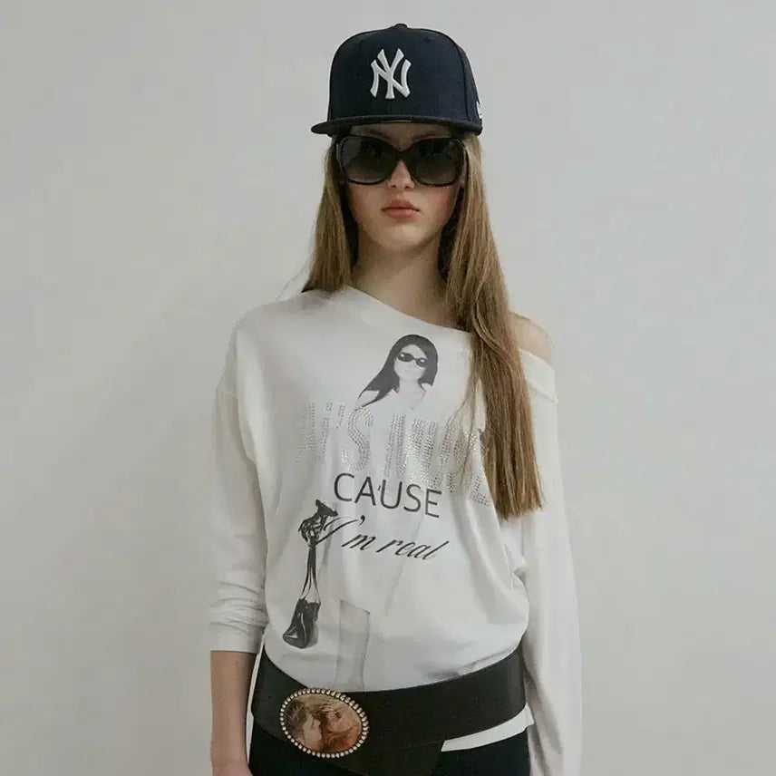 [SOLD OUT] 스컬프터 오프숄더 티 Urban Muse Tee White