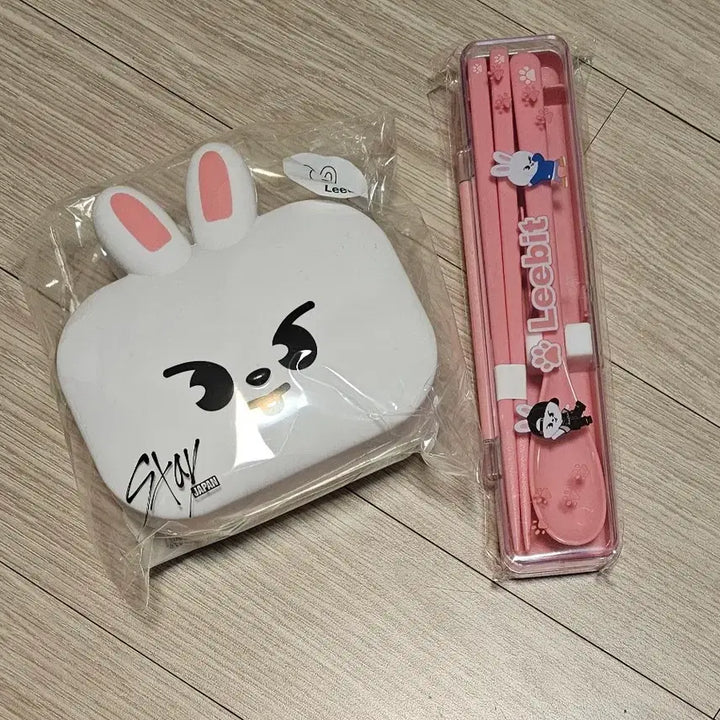 [BUNJANG] 스키즈 일본 온라인 쿠지 스키주 리빗 도시락 수저세트 skz 리노 / 스키즈 일본 온라인 쿠지 스키주 리빗 도시락 수저세트 skz 리노