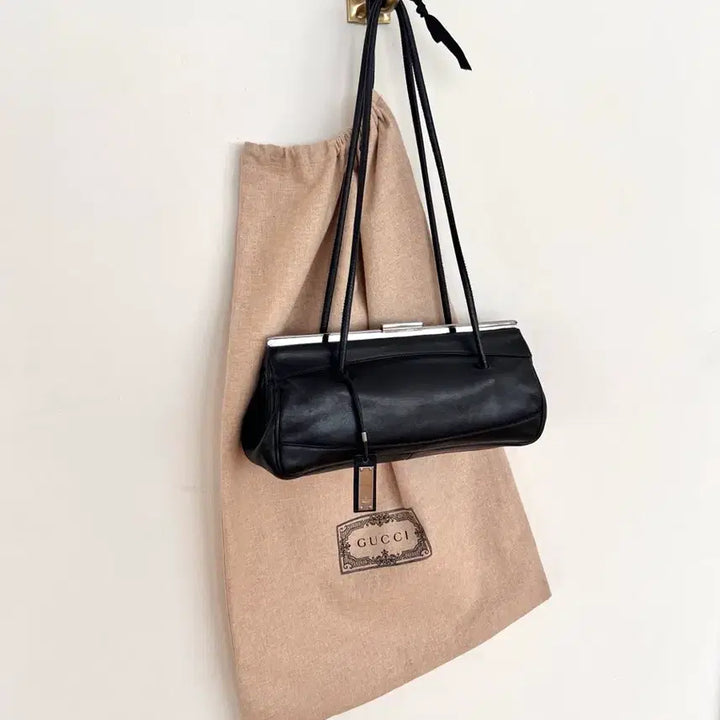 [SOLD OUT] 구찌 빈티지 블랙 레더 이스트웨스트 숄더백