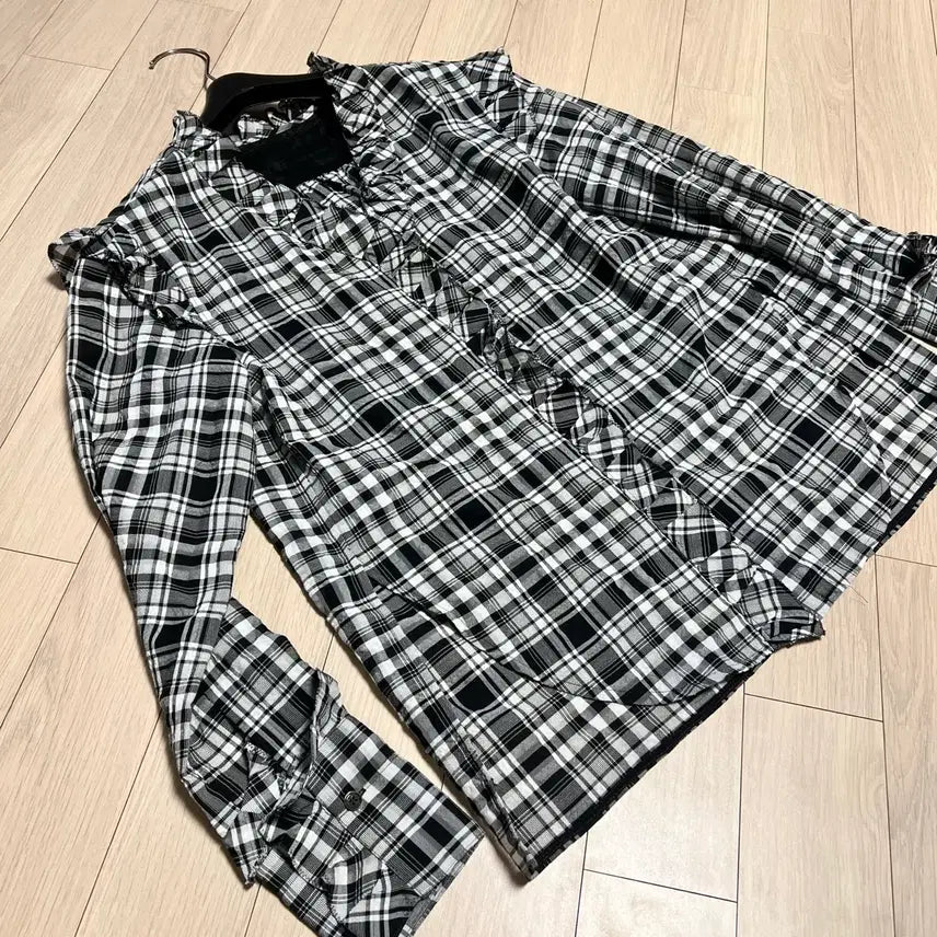 [BUNJANG] System Ruffle Blouse / 한섬 시스템 SYSTEM 체크 러플 블라우스 노카라 브이넥 봄여름프릴셔링