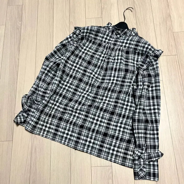 [BUNJANG] System Ruffle Blouse / 한섬 시스템 SYSTEM 체크 러플 블라우스 노카라 브이넥 봄여름프릴셔링