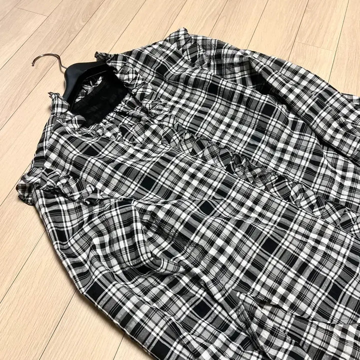 [BUNJANG] System Ruffle Blouse / 한섬 시스템 SYSTEM 체크 러플 블라우스 노카라 브이넥 봄여름프릴셔링