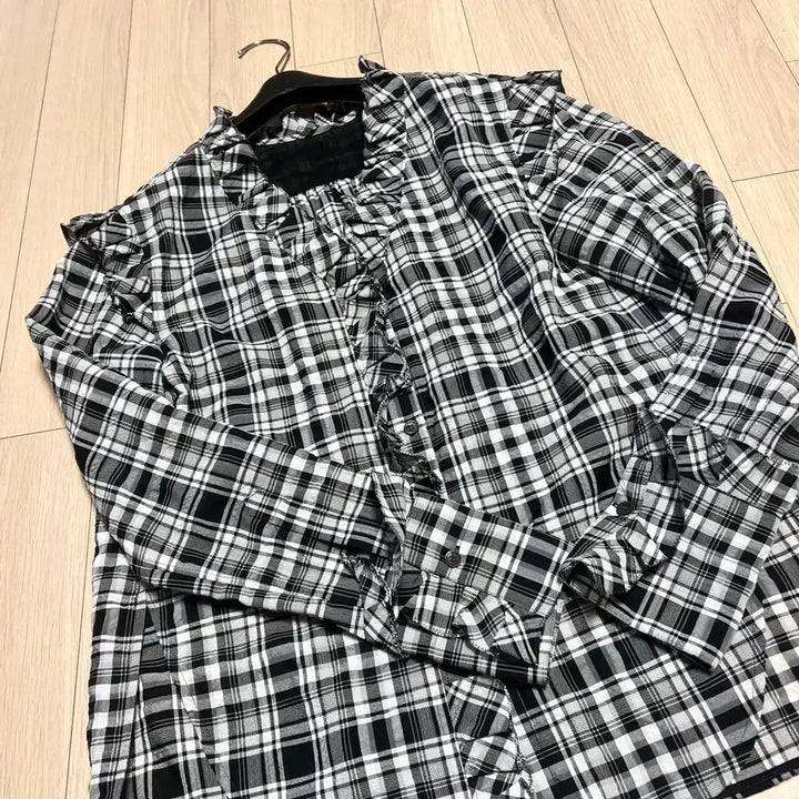 [BUNJANG] System Ruffle Blouse / 한섬 시스템 SYSTEM 체크 러플 블라우스 노카라 브이넥 봄여름프릴셔링