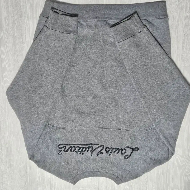 [SOLD OUT] [정품]루이비통x니고맨투맨 한정판