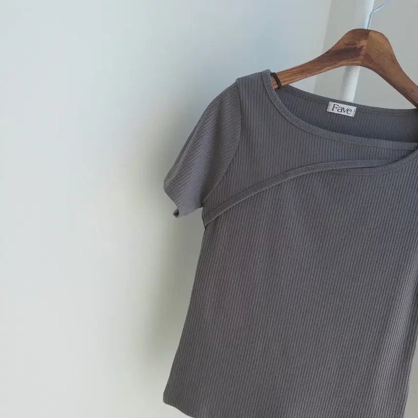 [BUNJANG] Slit Detail Short Sleeve T-shirt / 교신안함)사선 슬릿 반팔 티셔츠-2컬러