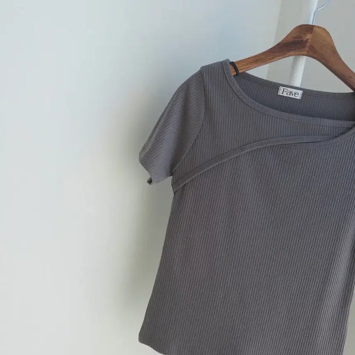 [BUNJANG] Slit Detail Short Sleeve T-shirt / 교신안함)사선 슬릿 반팔 티셔츠-2컬러
