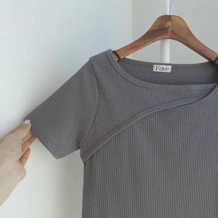 [BUNJANG] Slit Detail Short Sleeve T-shirt / 교신안함)사선 슬릿 반팔 티셔츠-2컬러