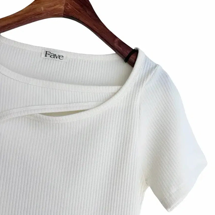 [BUNJANG] Slit Detail Short Sleeve T-shirt / 교신안함)사선 슬릿 반팔 티셔츠-2컬러