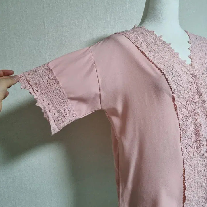 [BUNJANG] Pink Lace V-neck Blouse / 레이스 핑크 블라우스 반팔 브이넥