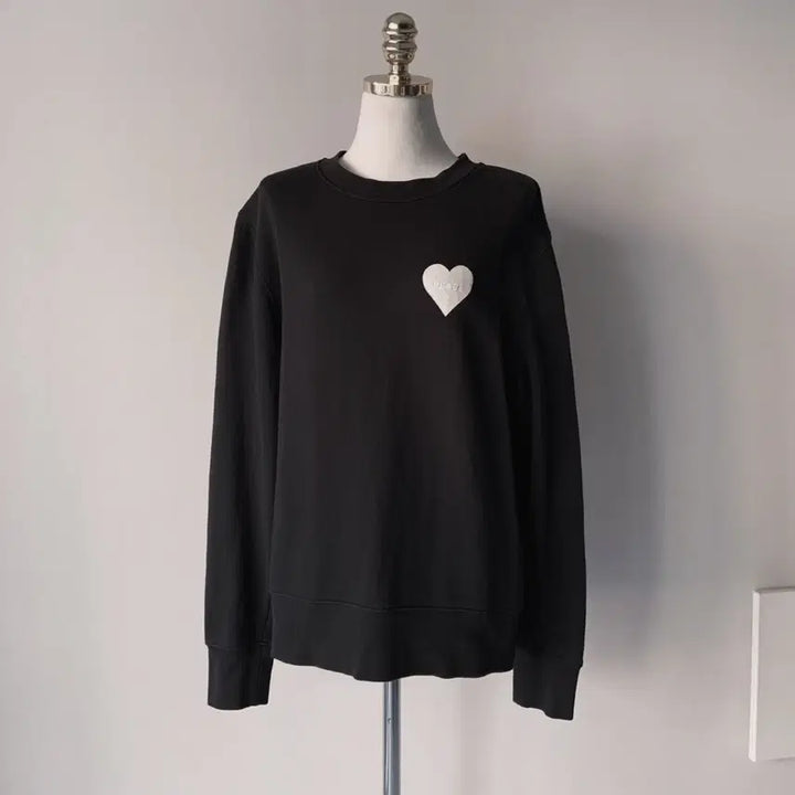 [BUNJANG] Sandro Heart Patch Black Sweatshirt / 산드로 하트 패치 블랙 맨투맨 티셔츠