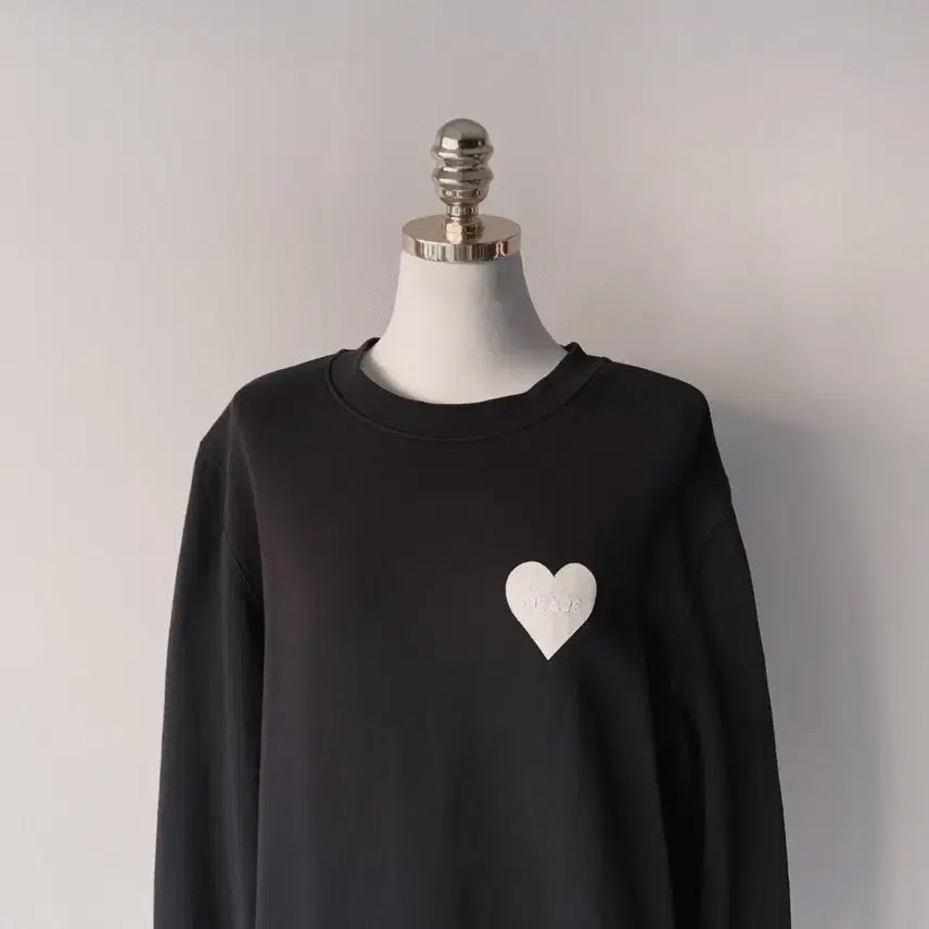 [BUNJANG] Sandro Heart Patch Black Sweatshirt / 산드로 하트 패치 블랙 맨투맨 티셔츠