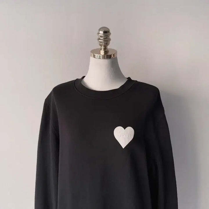 [BUNJANG] Sandro Heart Patch Black Sweatshirt / 산드로 하트 패치 블랙 맨투맨 티셔츠