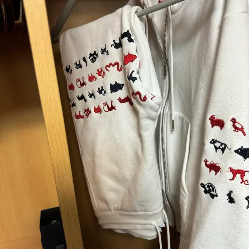 [BUNJANG] Thom Browne Animal Diagonal Hoodie &amp; Jogger Set / [정품 , 한정판] 톰브라운 애니멀 사선 후드집업 , 조거팬츠 세트