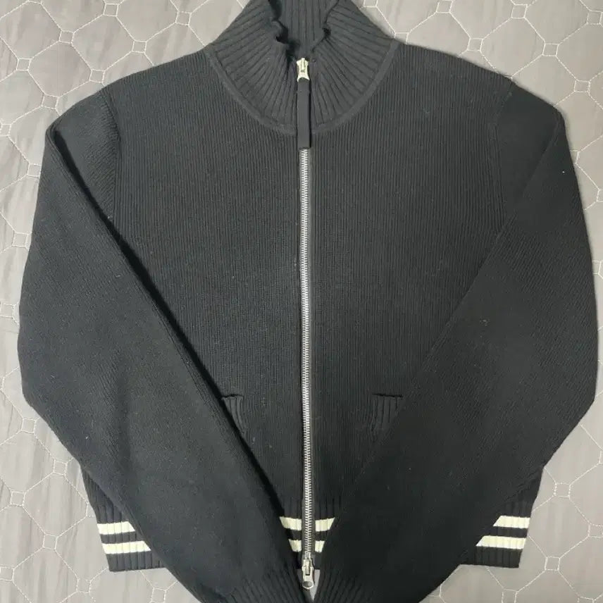 [SOLD OUT] 새상품급 마뗑킴 니트 집업 M