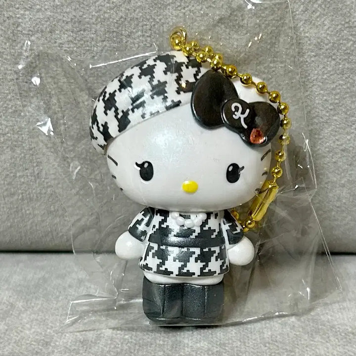 [BUNJANG] Sanrio Hello Kitty 51st Anniversary Monokuro Keyring / 산리오 헬로키티 51주년 생일 모노쿠로 키링 메인