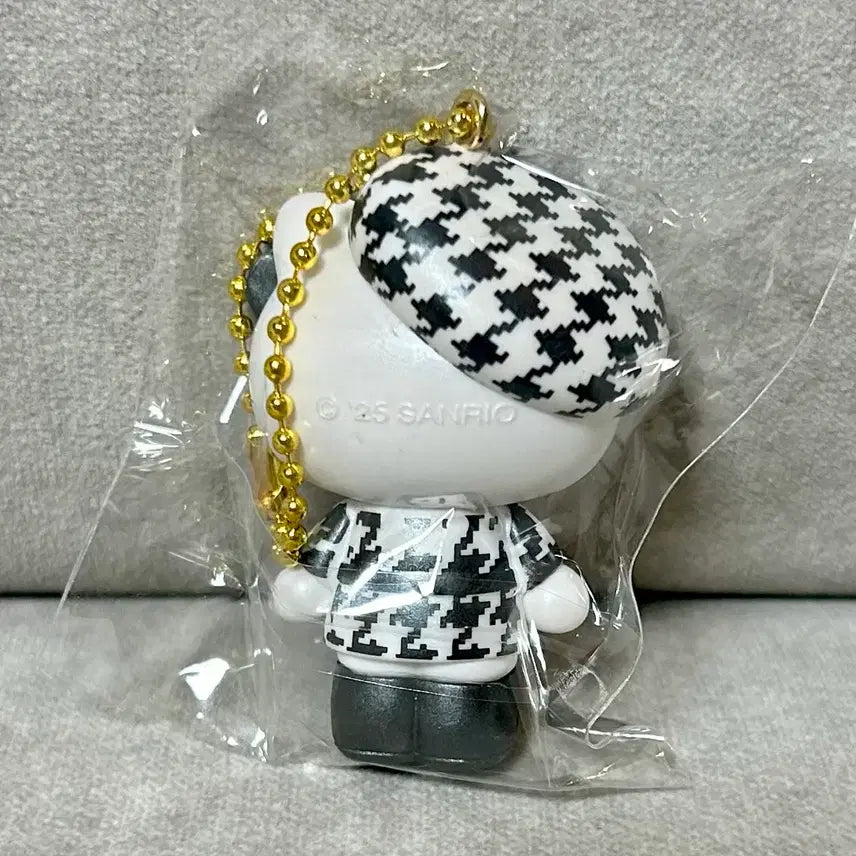 [BUNJANG] Sanrio Hello Kitty 51st Anniversary Monokuro Keyring / 산리오 헬로키티 51주년 생일 모노쿠로 키링 메인