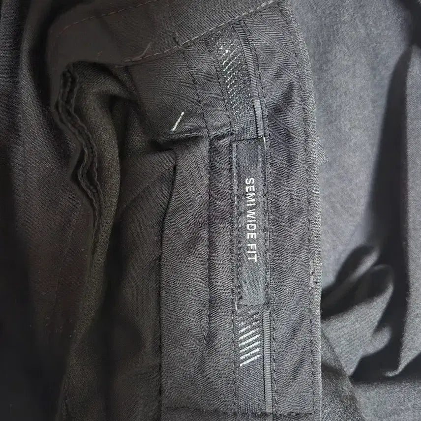 [SOLD OUT] 무신사 스탠다드 세미와이드 슬랙스 팝니다.