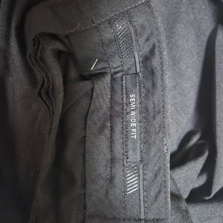 [SOLD OUT] 무신사 스탠다드 세미와이드 슬랙스 팝니다.