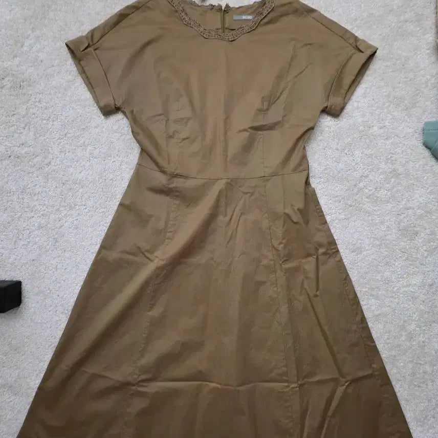 [BUNJANG] BCBG A-Line Spandex Dress with Embroidery / BCBG 비씨비지 A라인 스판 원피스